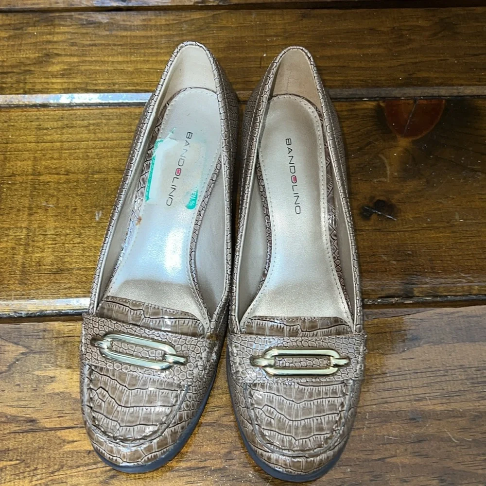 Bandolino‎ Tan Croc Heels w/ Gold Embellishment- 7